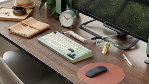 Drop CSTM80 Tastatur auf dem Schreibtisch
