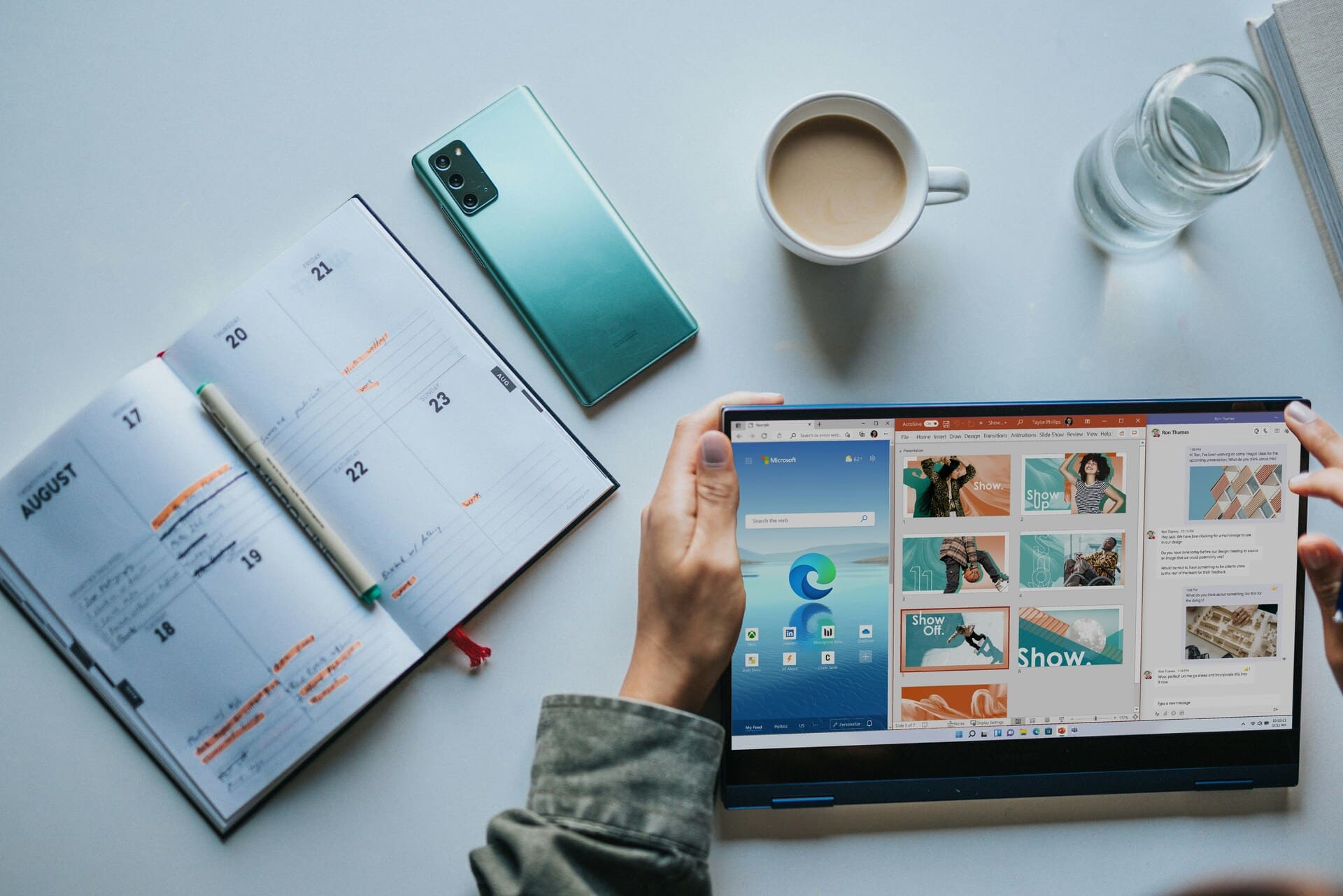 Arbeitsplatz mit Laptop und Kalender. Nutzen Sie Benachrichtigungen effektiv, um Ihre Zeit zu planen und keine Push-Nachrichten zu verpassen