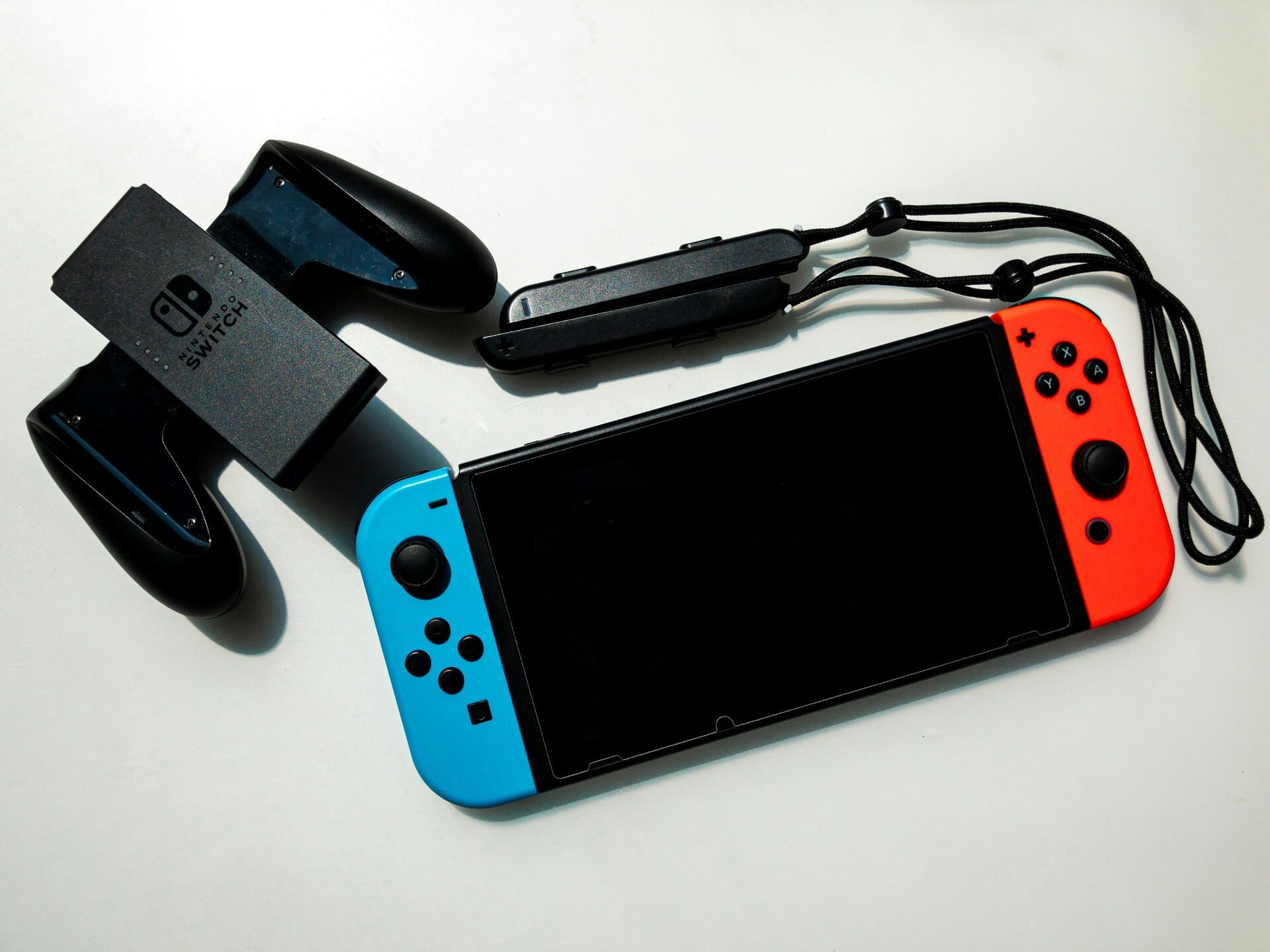 Der microSD-Kartensteckplatz befindet sich unter dem Ständer auf der Rückseite der Nintendo Switch
