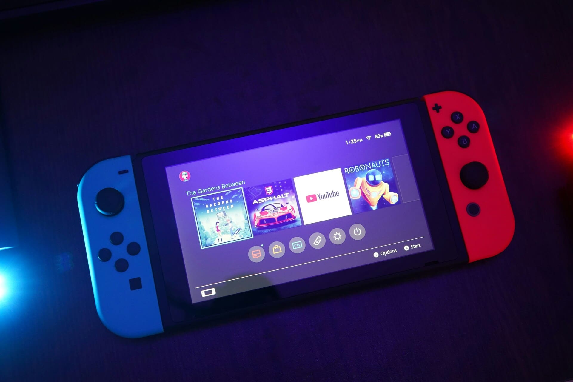 Die Nintendo Switch im Handheld-Modus mit blauem und rotem Joy-Con-Controller