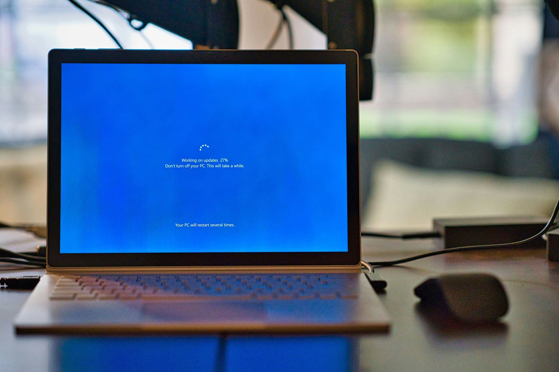 Ein Windows 10 Laptop während eines Systemupdates. Ein gut gepflegtes System sorgt für reibungslose Benachrichtigungen