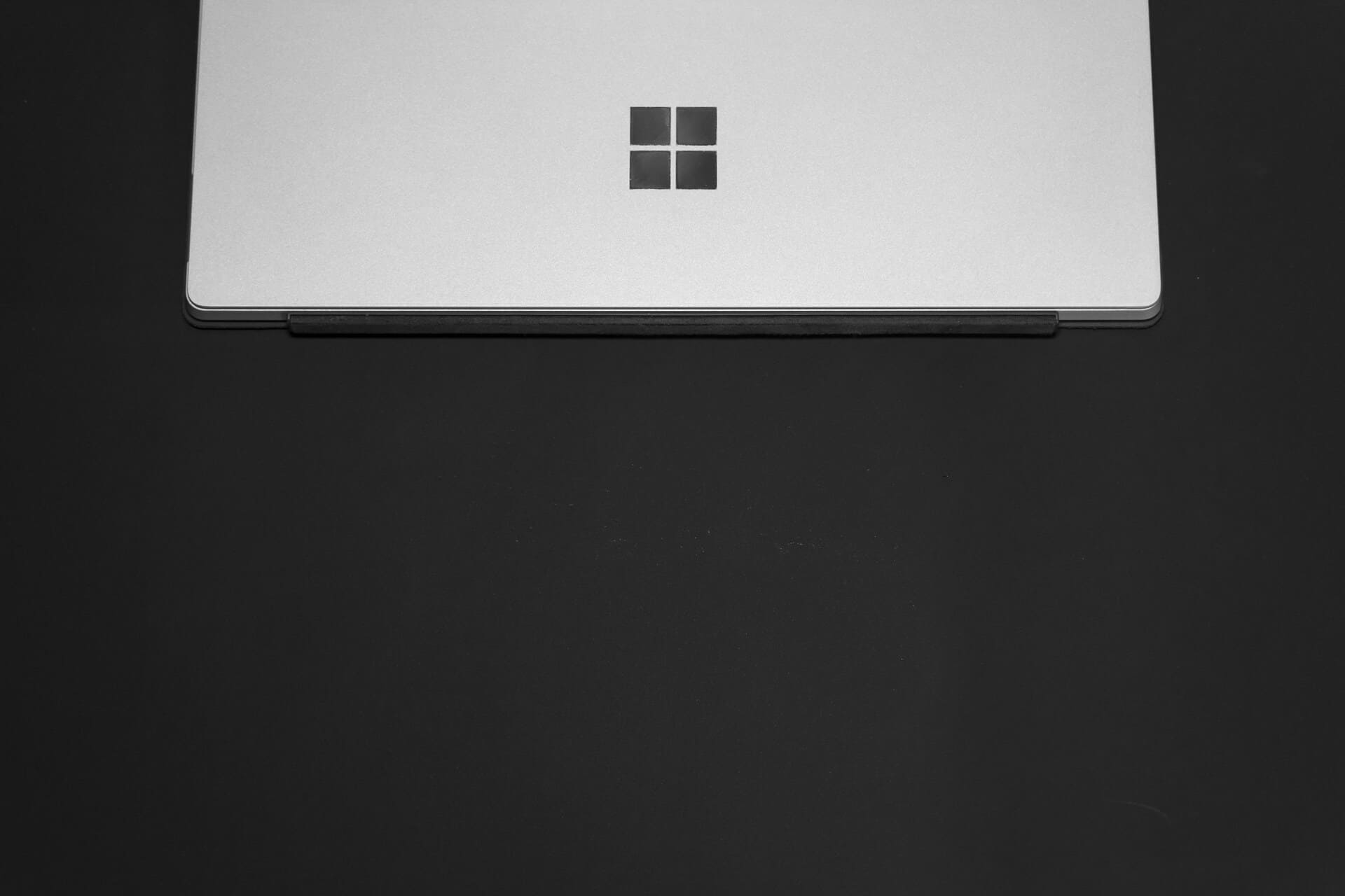 Microsoft Surface Laptop mit Windows-Logo, bereit für die neuesten Updates und Benachrichtigungen