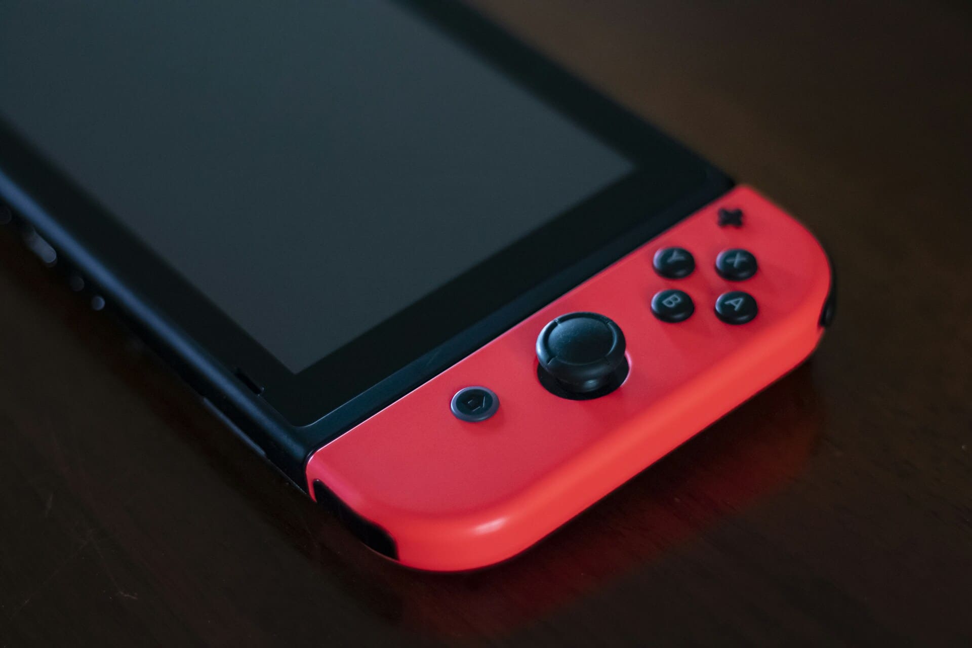 Unterseite der Nintendo Switch Die rote Joy-Con ist deutlich zu sehen