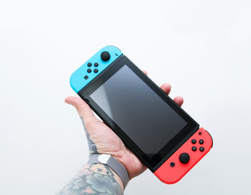 Nintendo Switch in der Hand