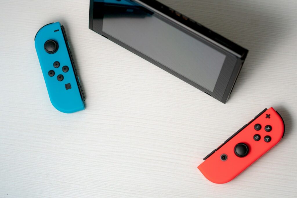 Nintendo Switch mit abgenommenen Joy-Cons