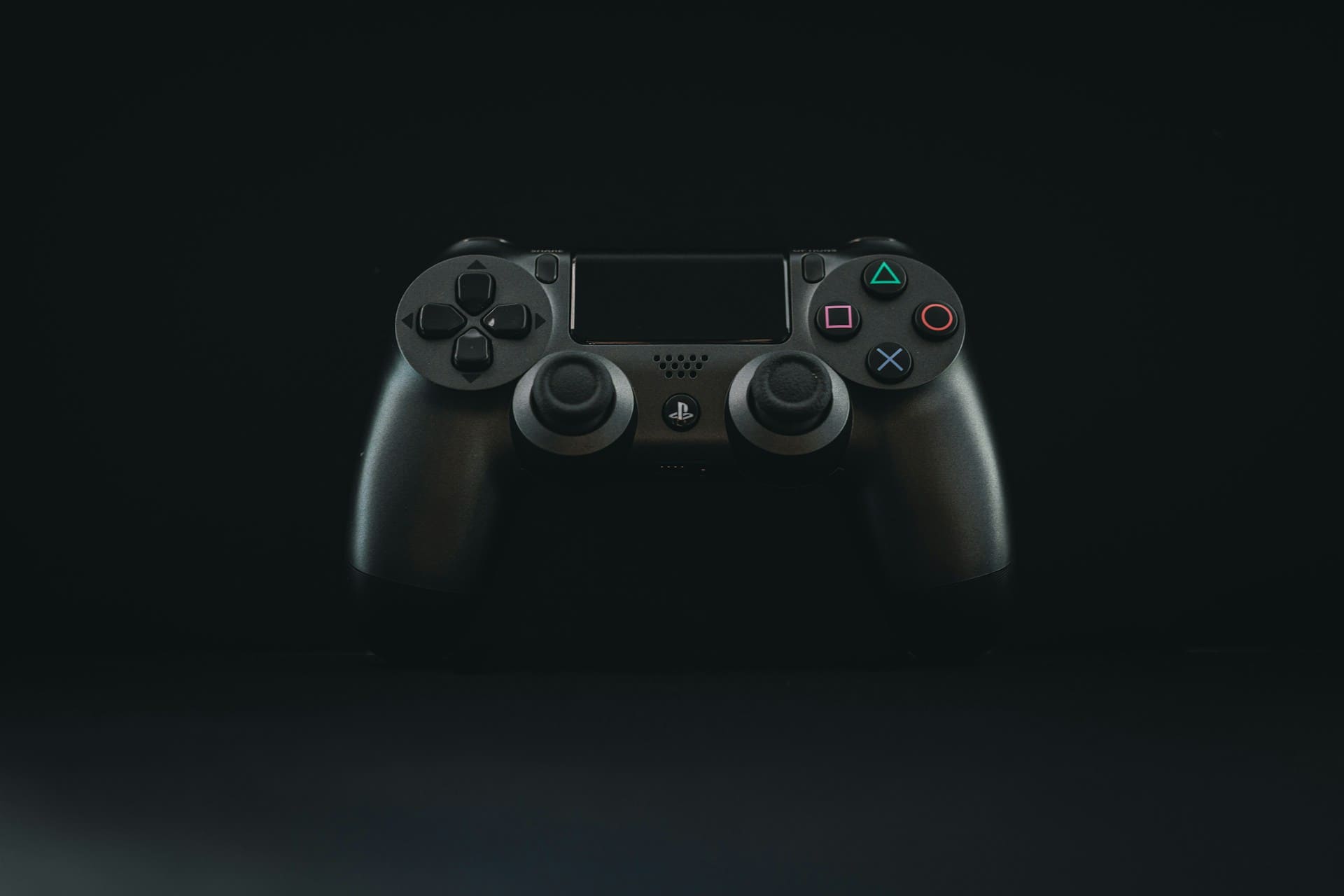 PS4 Controller auf schwarzem Hintergrund