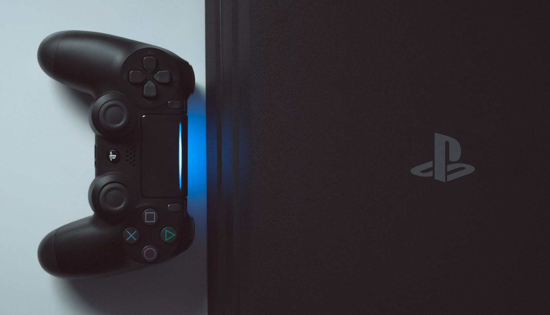 PS4 Konsole mit DualShock Controller