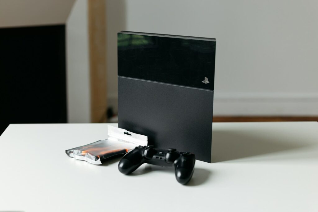 PS4 Konsole und Zubehör auf einem Tisch