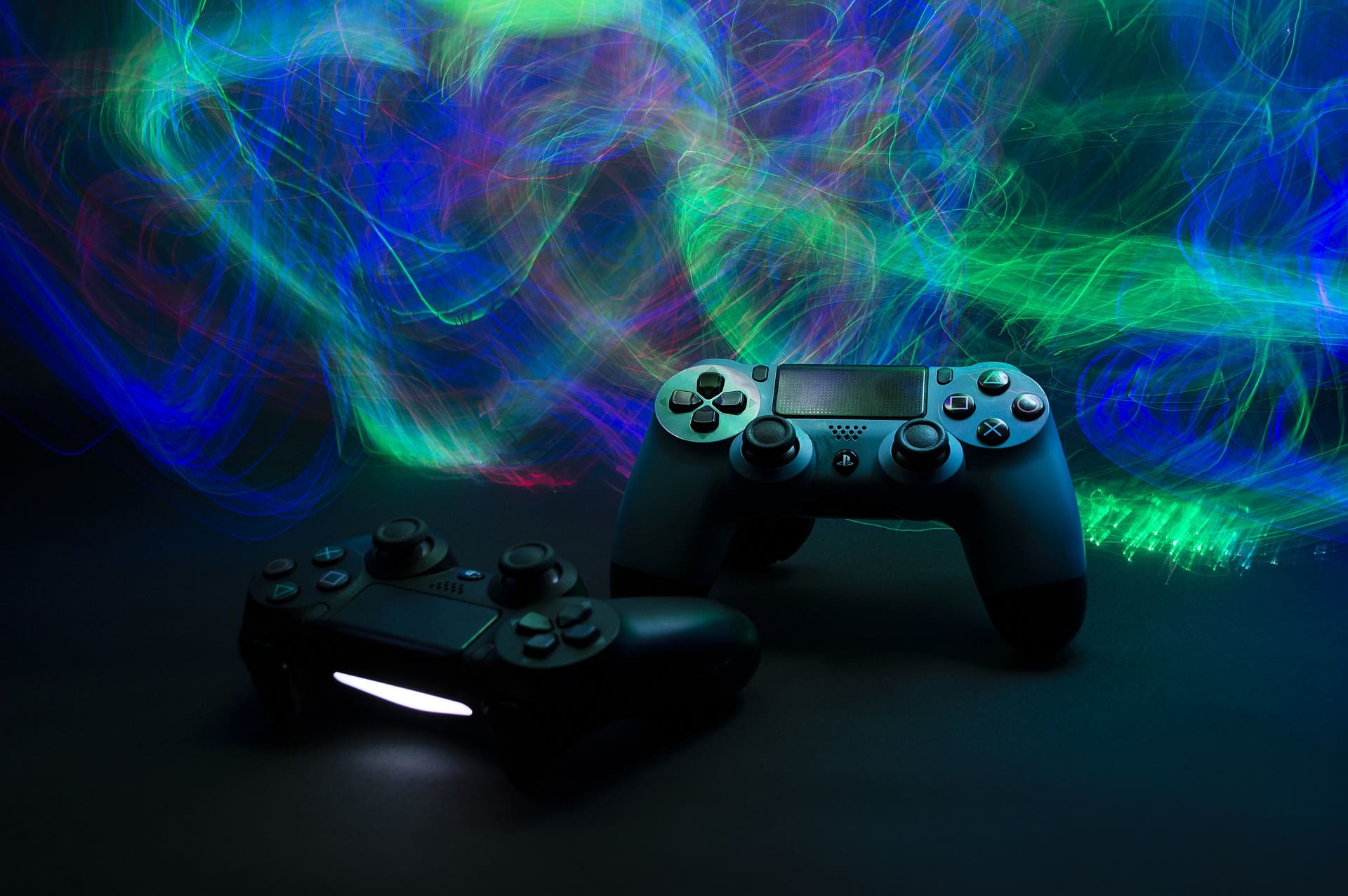 Zwei PS4 Controller mit Lichteffekten im Hintergrund